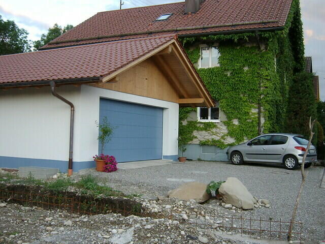Der Sokel ist gestrichen, das Holz auch und die Wande auch.